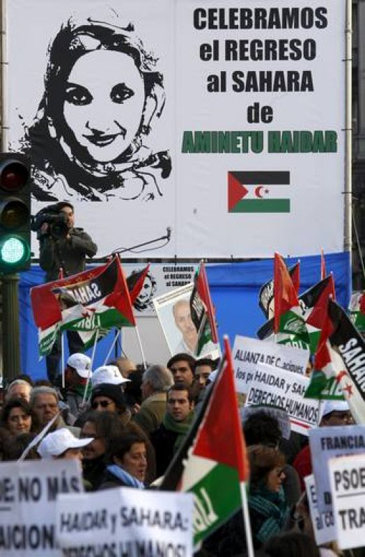 Algunos de los participantes en la manifestación portan una pancarta