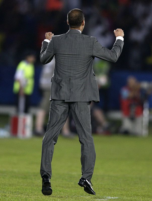 El técnico del Barcelona Pep Guardiola celebra el gol de Pedro.