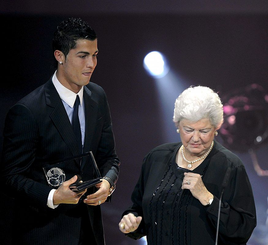 Cristiano Ronaldo recibe el premio Puskas 2009 al mejor gol de manos de la viuda del futbolista húngaro, Elizabeth, que fue del Real Madrid.