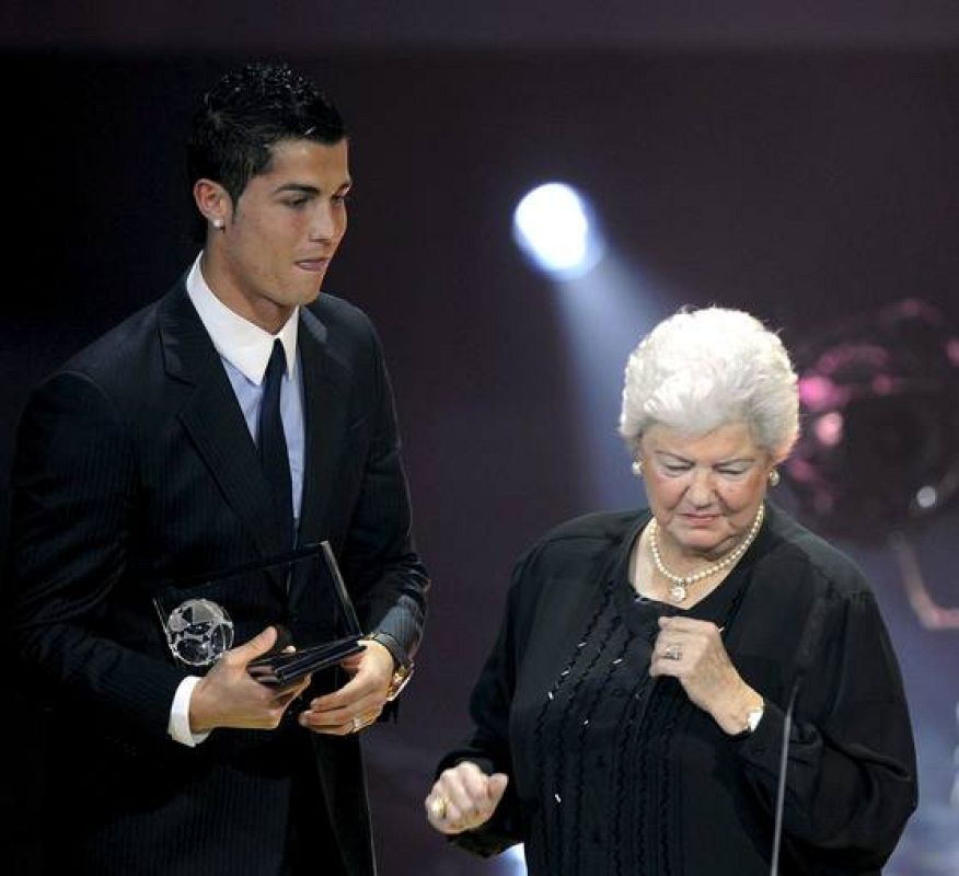 Cristiano Ronaldo recibe el premio Puskas 2009 al mejor gol de manos de la viuda del futbolista húngaro, Elizabeth, que fue del Real Madrid.