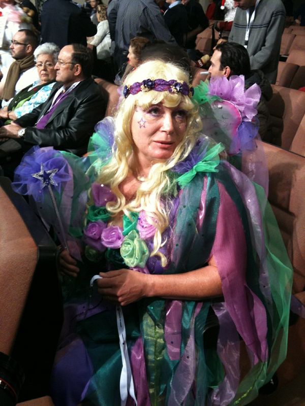Otra de las asistentes del sorteo, vestida de hada madrina.