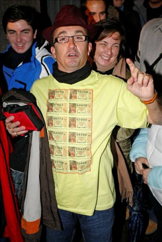 Un hombre con una camiseta con décimos impresos