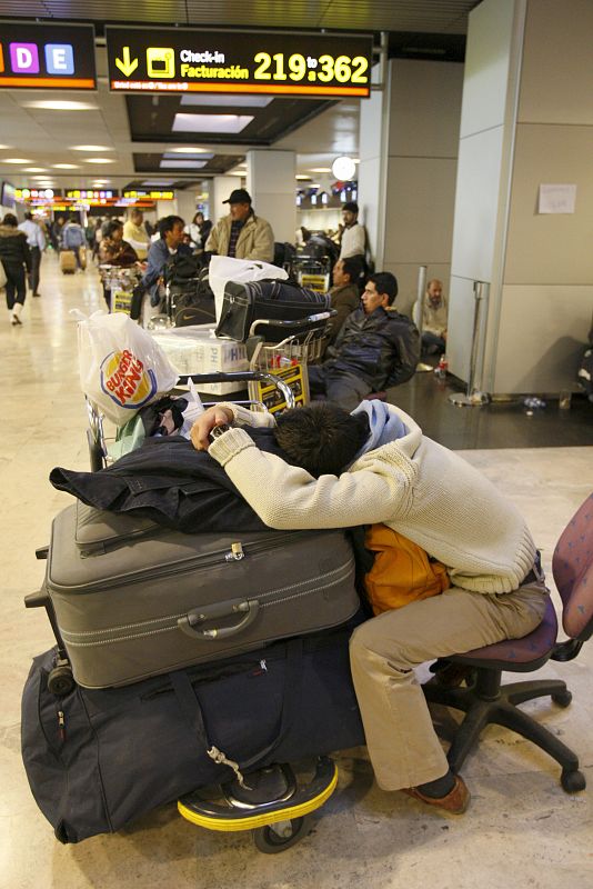 PASAJEROS DE AIR COMET EN BARAJAS