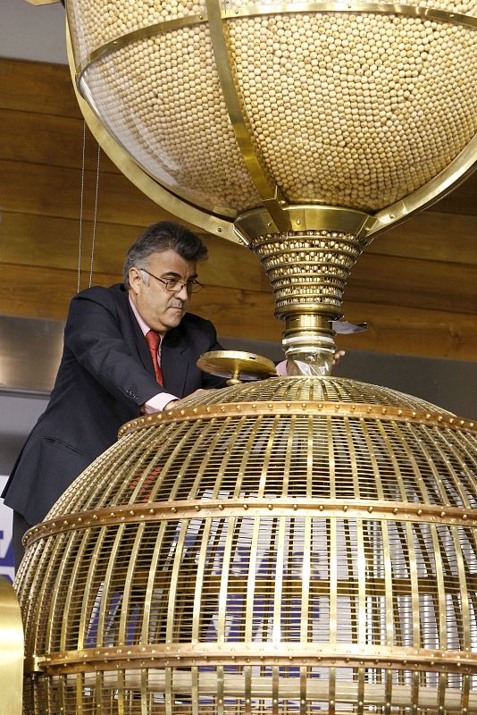 Empiezan a caer las bolas de los premios en el bombo.
