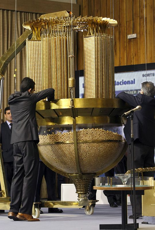 Las bolas de los números y las de los premios son transportadas mecánicamente desde las liras hasta la tolva.