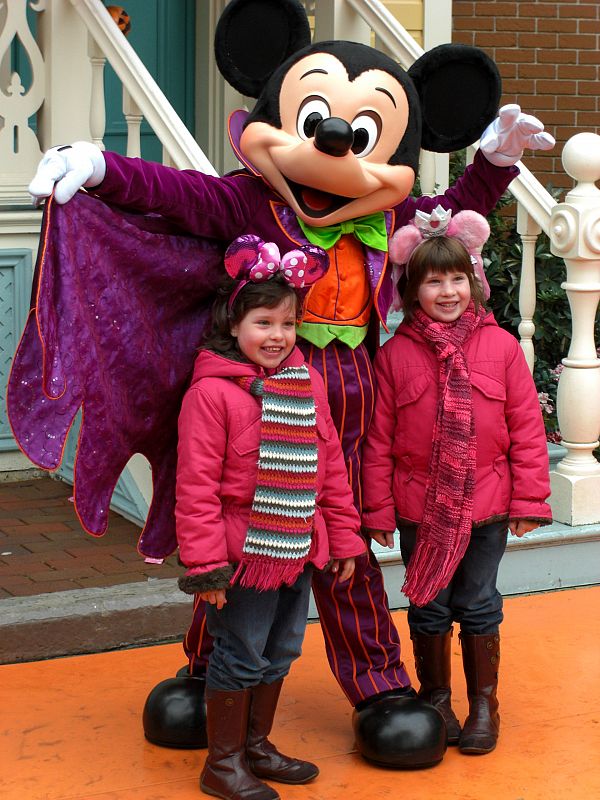 No se puede definir la felicidad con palabras, pero creo que la cara de mi hijas Angela y Marina en Eurodisney refleja perfectamente el sentimiento. Ojala no dejaramos nunca de ser niños.