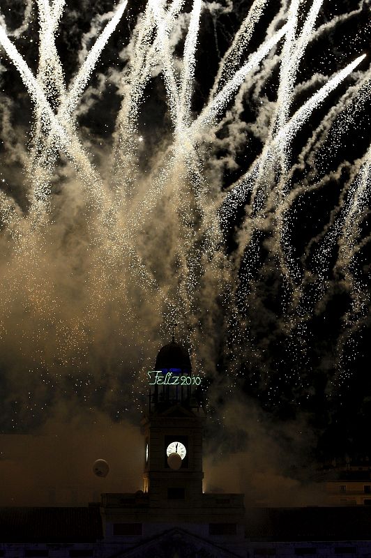 EL RELOJ DE LA PUERTA DEL SOL DIO LAS CAMPANADAS DE BIENVENIDA AL 2010