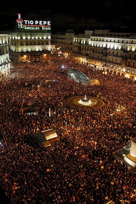 UN AÑO MÁS ESPAÑOLES Y TURISTAS LLENARON LA PUERTA DEL SOL PARA TOMAR LAS UVAS DEL 2010