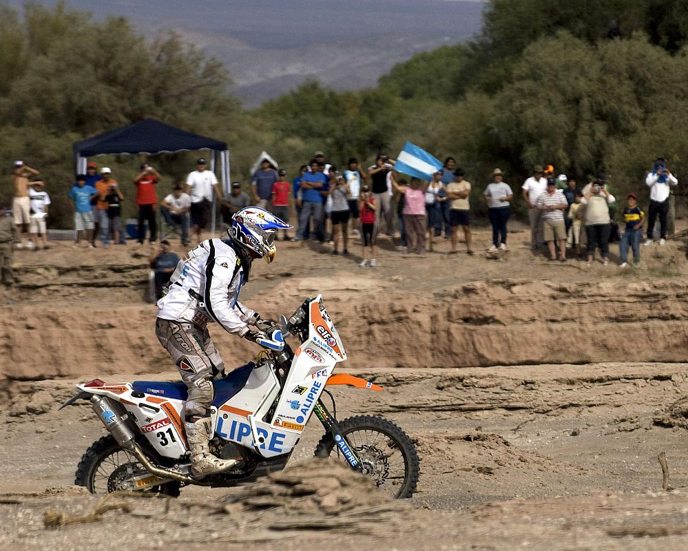 El italiano Luca Manta, en su KTM, recorriendo el camino entre La Rioja y Fiambala.