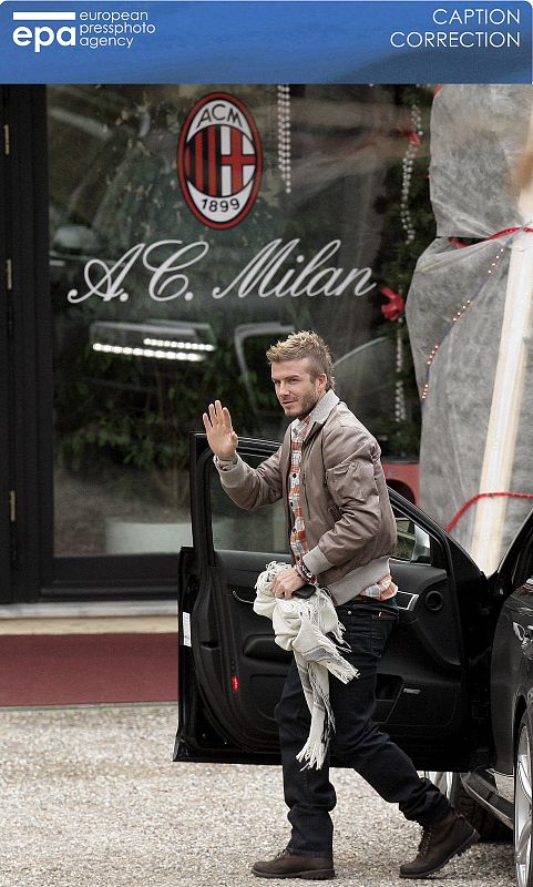 David Beckham saluda a los aficionados en Milanello