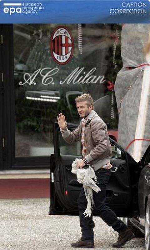 David Beckham saluda a los aficionados en Milanello