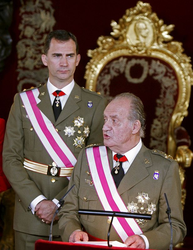 El rey Juan Carlos acompañado del Príncipe de Asturias durante su intervención de la Pascual Militar