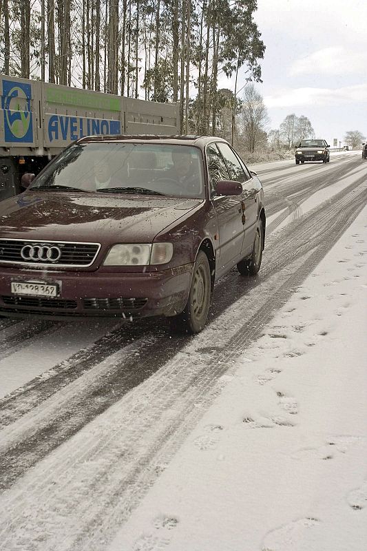 HIELO Y NIEVE EN LAS CARRETERAS GALLEGAS