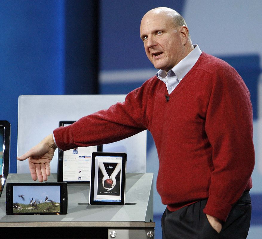 El director ejecutivo de Microsoft, Steve Ballmer muestra el HP Slate, el tablet de HP en colaboración con Microsoft