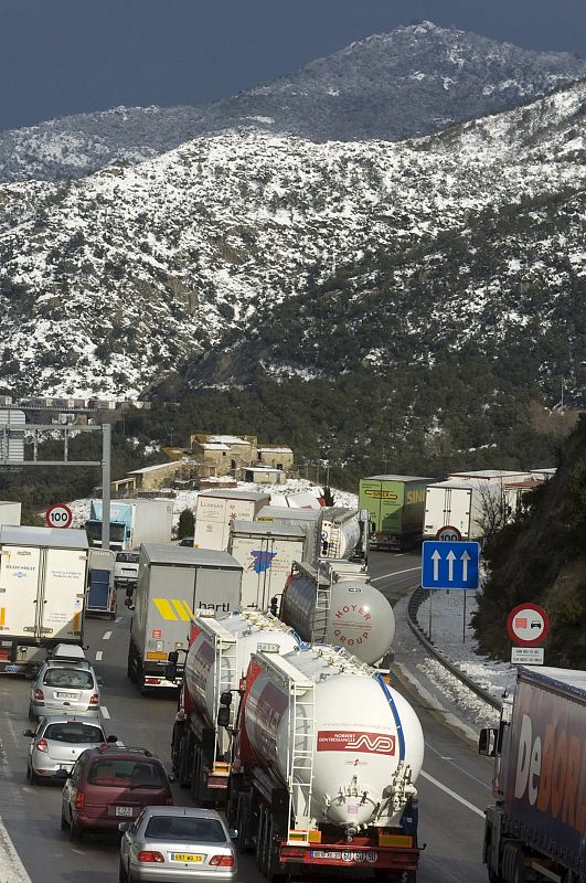 REABIERTA LA FRONTERA DE LA JONQUERA TRAS EL EL TEMPORAL DE NIEVE