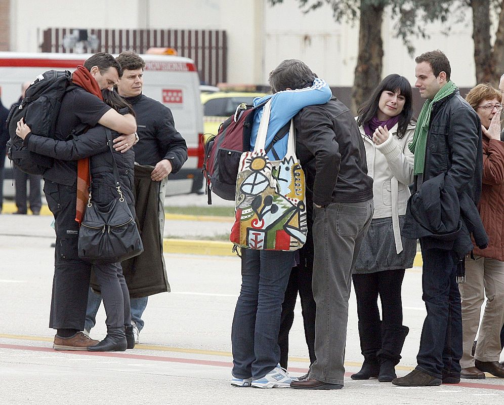 Se han fundido en un abrazo cuando se han reencontrado con sus familiares que les esperaban en la base aérea de Torrejón de Ardoz, en Madrid.