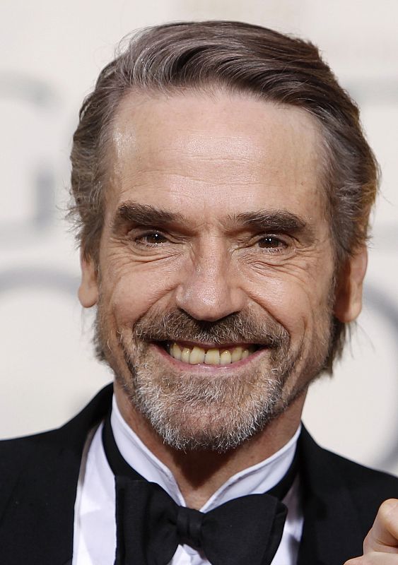 El actor británico Jeremy Irons posa para la prensa a su llegada