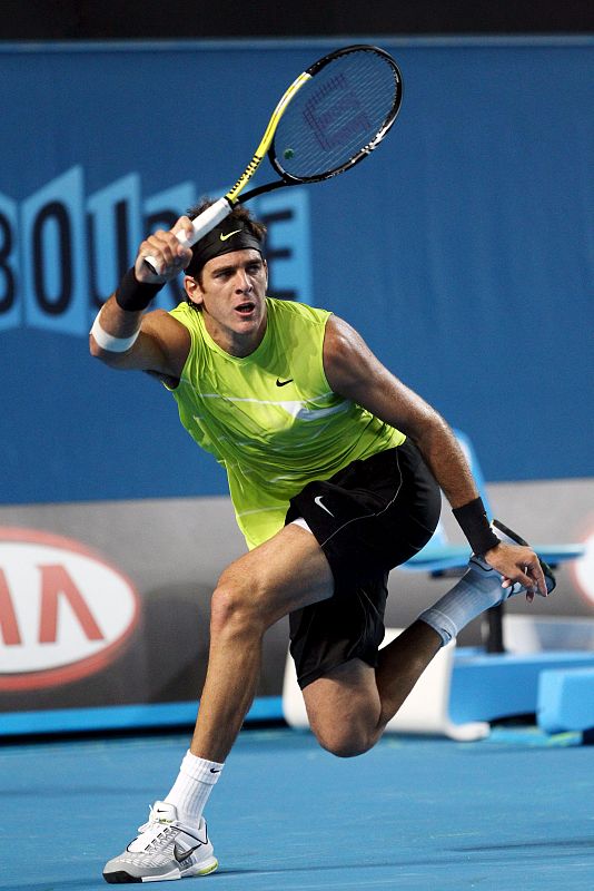 El tenista argentino Juan Martin del Potro devuelve la bola al estadounidense Michael Russell.