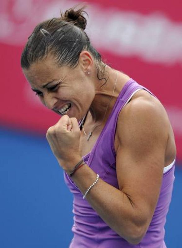La italiana Flavia Pennetta celebra su victoria ante la tenista rusa Anna Chakvetadze.