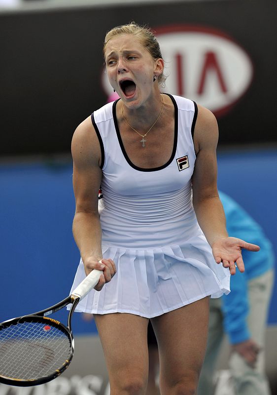 La tenista rusa Anna Chakvetadze se lamenta tras perder un punto ante la italiana Flavia Pennetta en el partido de primera ronda del Abierto de Australia.