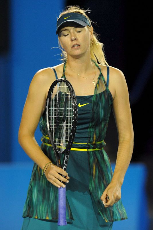 La tenista rusa María Sharapova se lamenta de una jugada durante el partido de primera ronda del Abierto de Australia de tenis disputado contra su compatriota María Kirilenko.