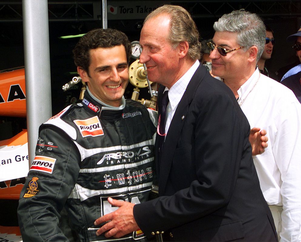 Don Juan Carlos saluda al catalán durante el Gran Premio de españa 1999