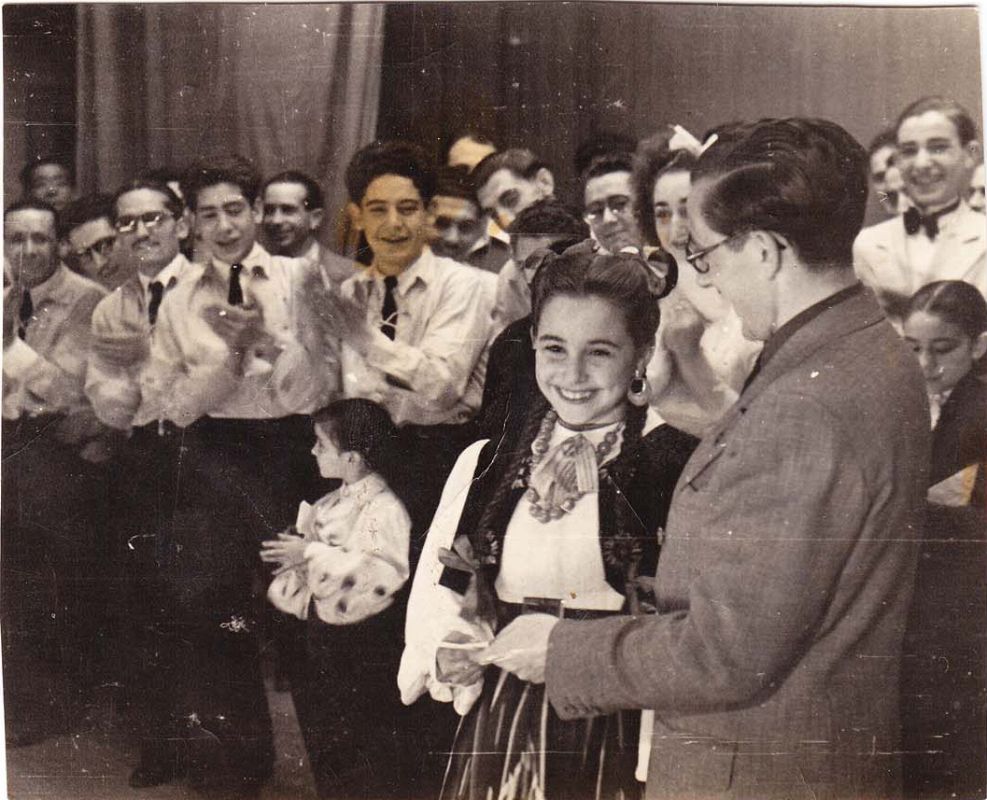 Lola Herrera recogiendo el primer premio del concurso infantil, celebrado en el Teatro Carrión.