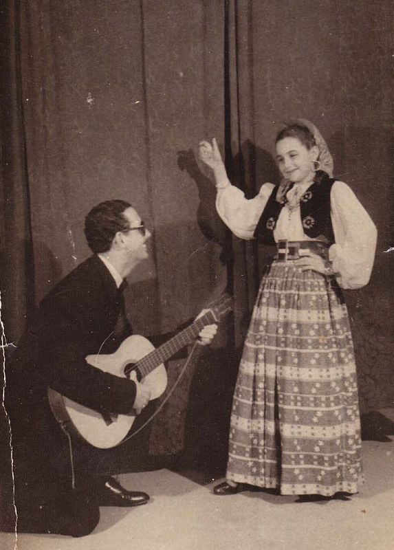 Lola Herrera con tan solo 12 años, imitando a la cantante mexicana Irma Vila en un concurso infantil.