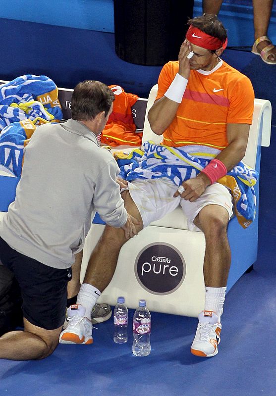 Nadal necesitó a sistencia médica al final del segundo set. El mallorquín sintió molestias en su maltrecha rodilla derecha.