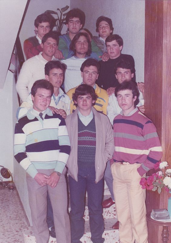 El actor, junto a sus compañeros del colegio.