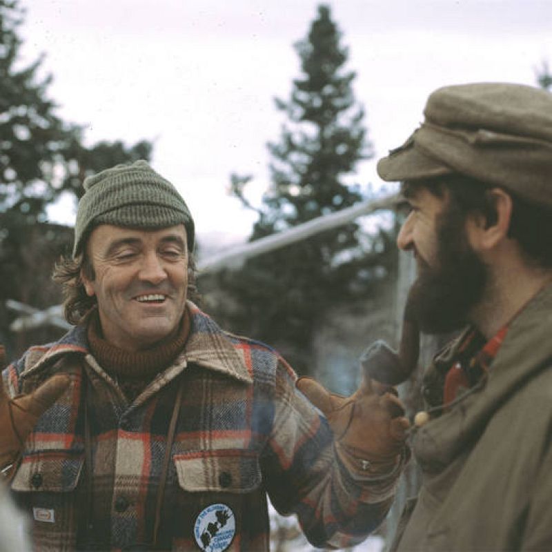 Félix Rodríguez de la Fuente junto a un trampero en Canadá.