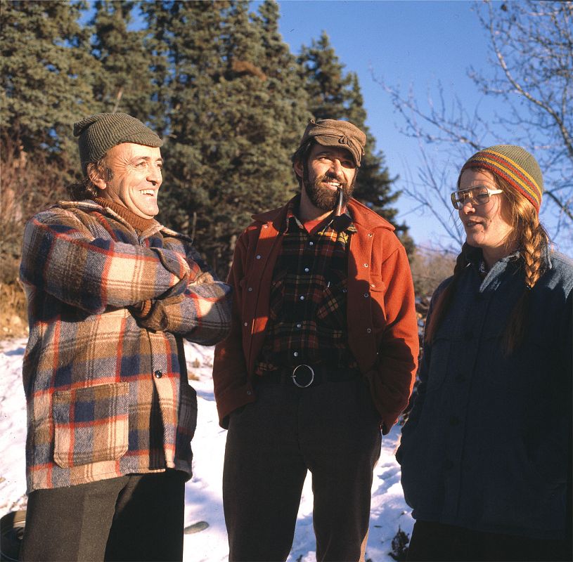 Félix Rodríguez de la Fuente junto a un matrimonio de tramperos en Canadá.
