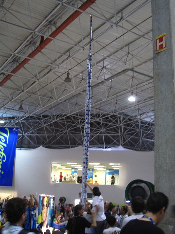 Imagen de la torre de latas creada por un grupo de 'campuseiros'.