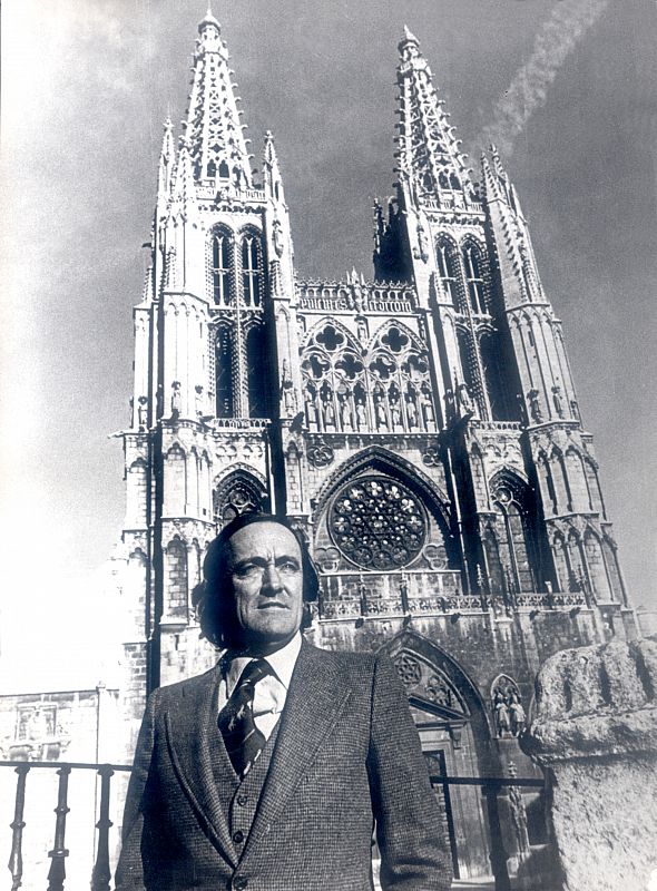 Félix Rodríguez de la Fuente posa delante de la catedral de Burgos.