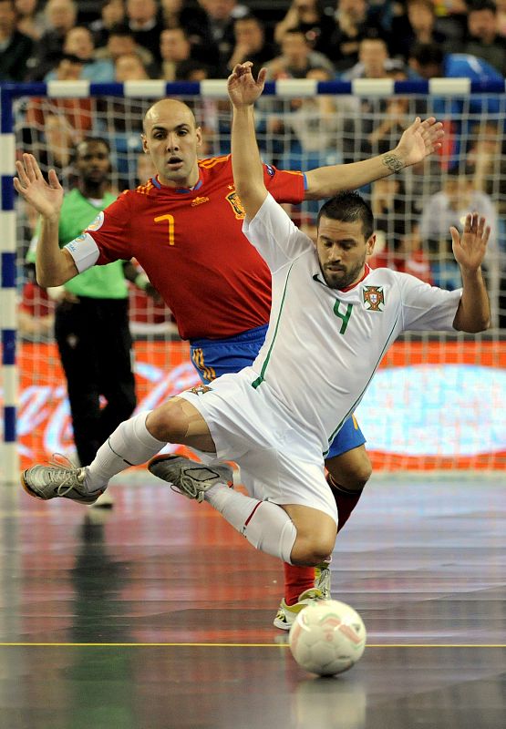 El jugador portugués Pedro Costa se enfrenta al español Javi Rodriguez durante la final del Campeonato Europeo de Futbol Sala