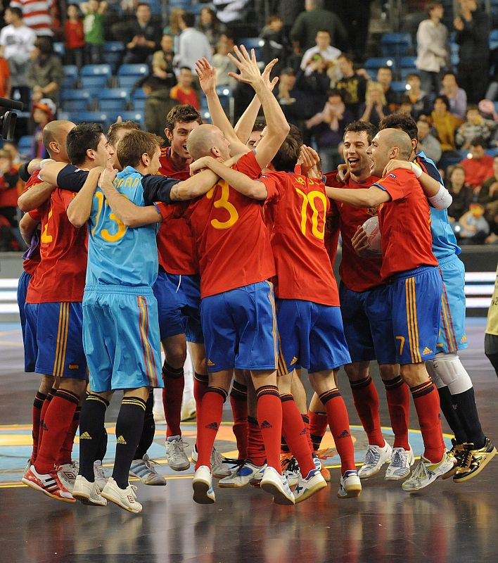 Los jugadores de España celebran su victoria ante Portugal