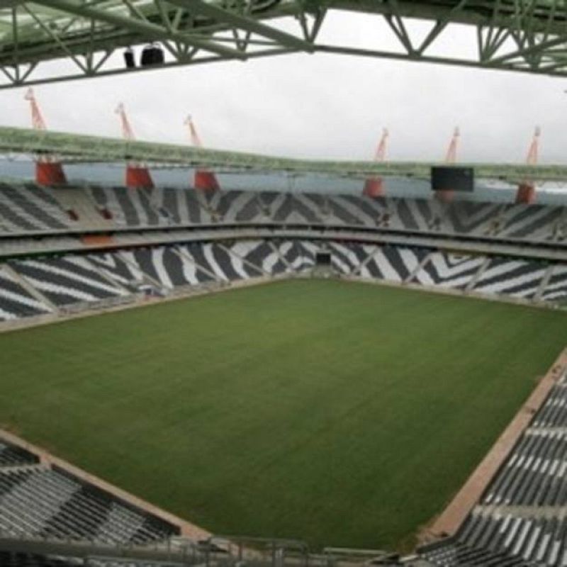 El estadio de Mbombela, nombre siswati que significa literalmente 'muchas personas juntas en un lugar pequeño' cuenta con un aforo total de 46,000 localidades.