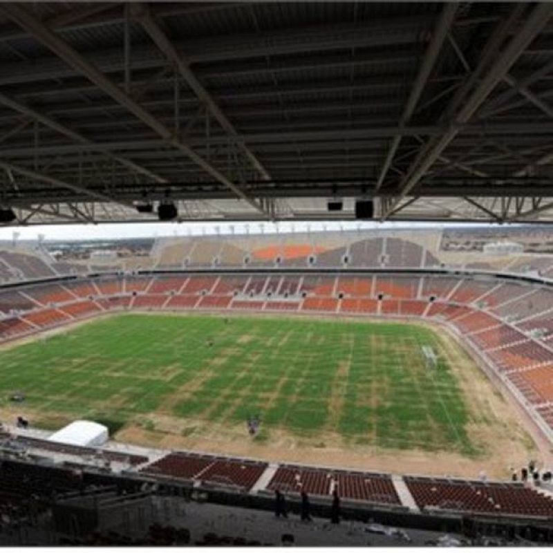 Nombrado en honor a uno de los hijos de la pelea por la emancipación de Sudáfrica contra el régimen del apartheid, el estadio tiene una capacidad de 45.000 espectadores.