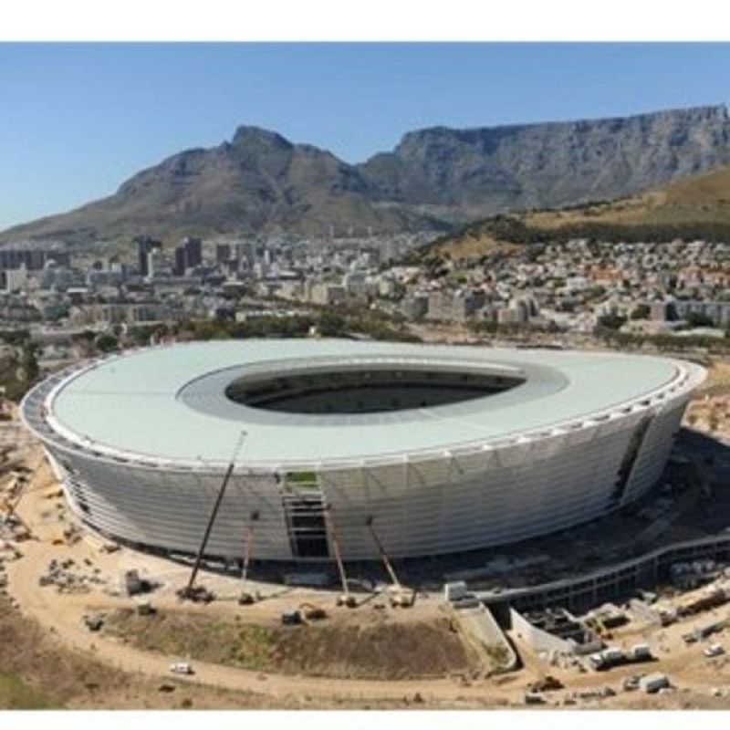 El estadio de Green Point, muy próximo al mar, tiene un aforo total de 70.000 localidades, y acogerá una de las semifinales de la Copa Mundial de la FIFA 2010.