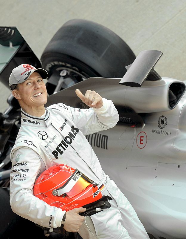 El piloto alemán de Mercedes, Michael Schumacher, posa junto a su monoplaza durante los entrenamientos realizados en el circuito Ricardo Tormo de Cheste, en Valencia.