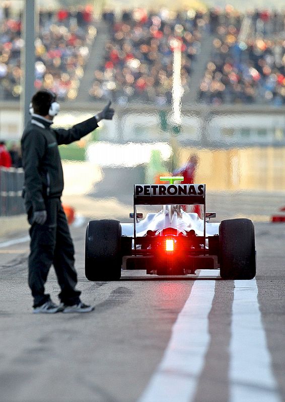 Nico Rosberg se prepara para salir a la pista tras el OK de un mecánico de Mercedes.