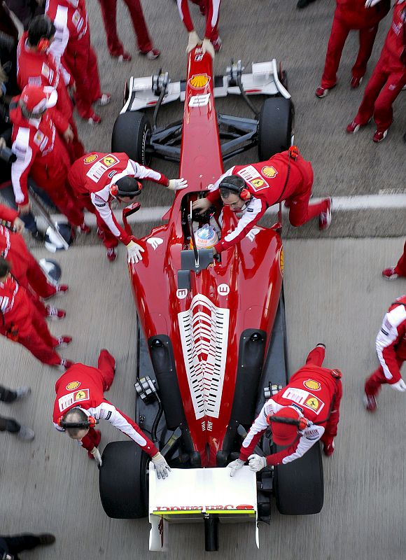 Alonso, metido a los boxes por los mecánicos en los entrenamientos de Cheste.