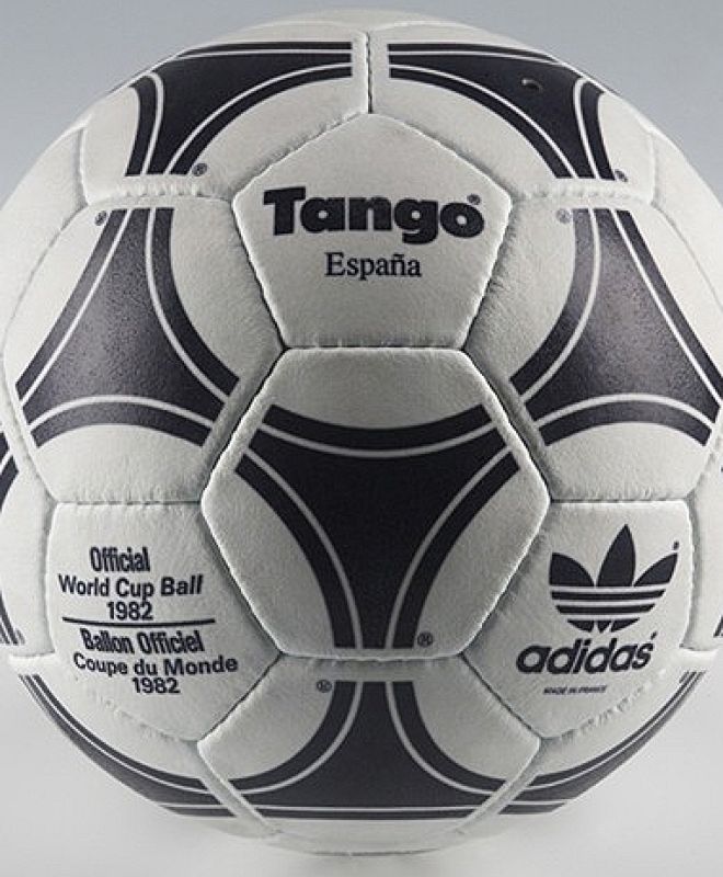 Balón oficial del Mundial de España 1982. El Tango combinaba cuero y poliuretano.