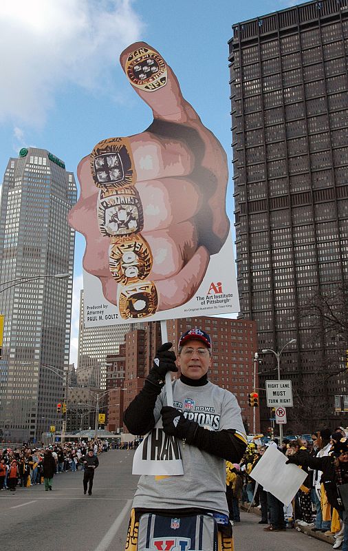 Un aficionado celebra los cinco anillos de los Steelers Pittsburgh el año pasado.