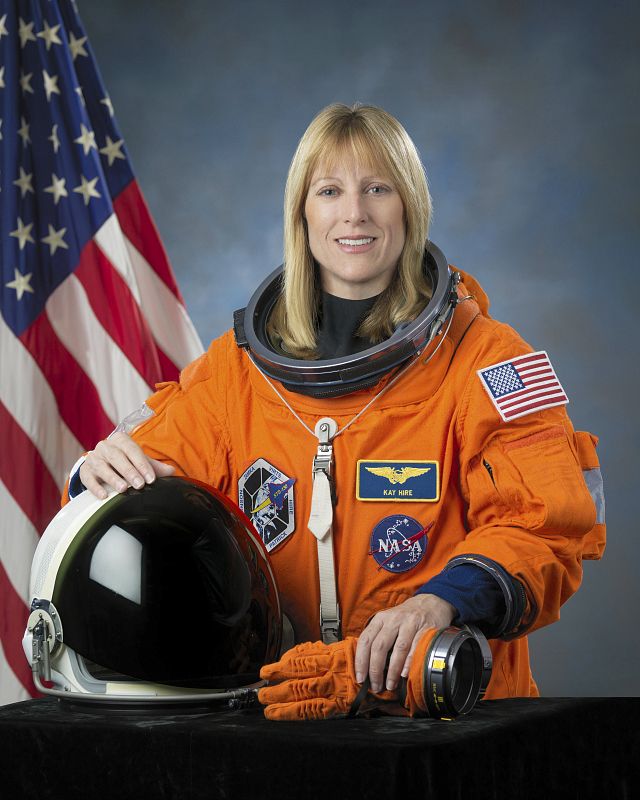La astronauta Kathryn P. (Kay) Hire del equipo del Endeavour.