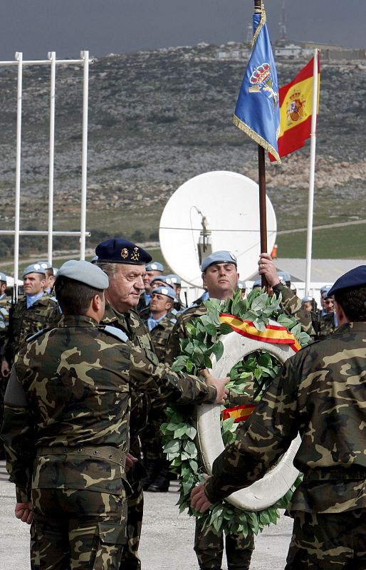 El rey Juan Carlos, durante la ofrenda a los caídos.