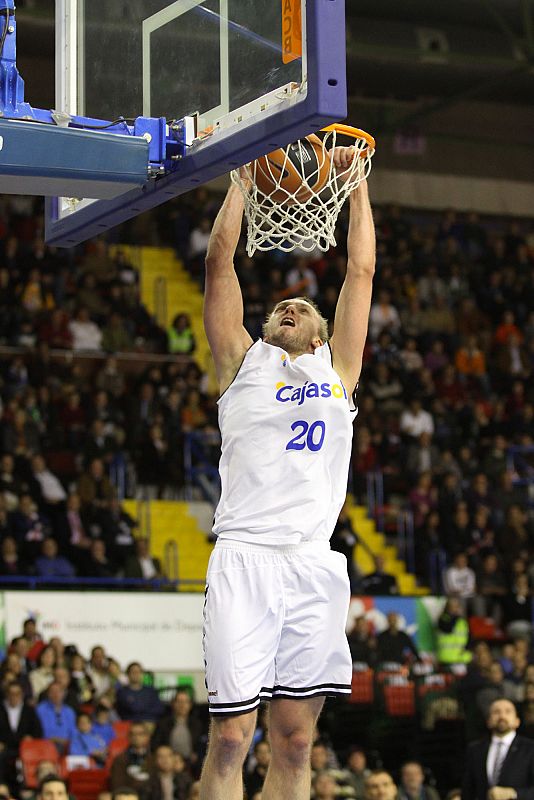 El ala-pivot del Cajasol, Dusko Savanovic, es una de las claves del resurgimiento del equipo sevillano. Un seguro en el rebote para la segunda mejor defensa de la ACB y en el ataque, con un promedio de 13 puntos por partido.