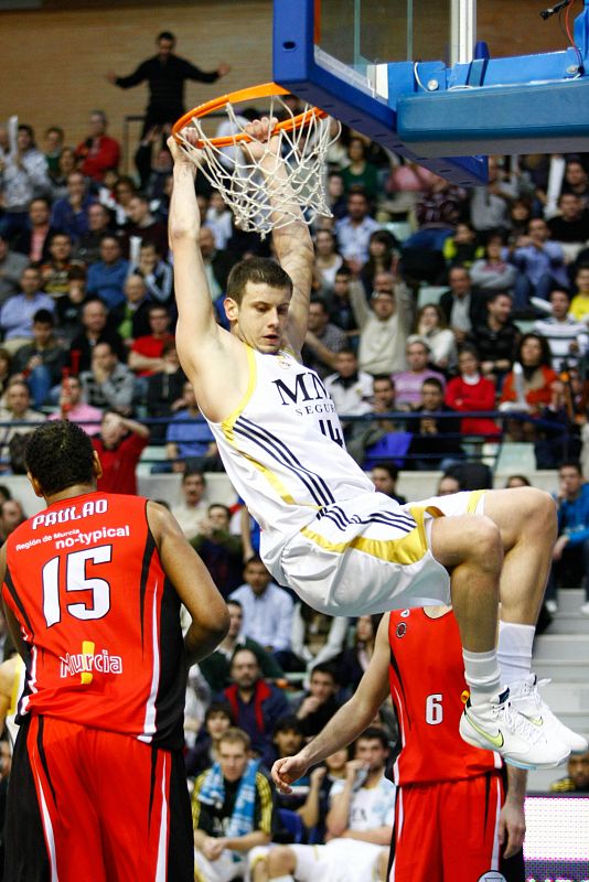 Con apenas 22 años, Novica Velickovic ya se ha hecho imprescindible en el imponente Madrid de Messina, supliendo con creces la lesión de Reyes. El ala-pivot serbio ha asombrado a todos con su progresión.