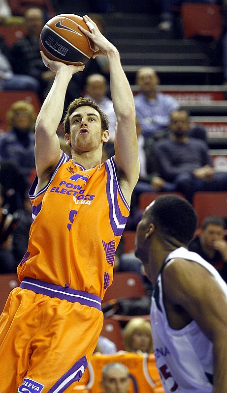 La estrella del Power Electronics, futurible NBA, ha encontrado en Nando de Colo, su socio ideal para impulsar al equipo valenciano. Se encuentra en el 'top 15' de rebotes defensivos y ofensivos de la ACB.