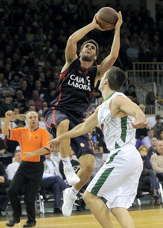 Fernando San Emeterio ha explotado definitivamente en su segunda temporada en el Baskonia, donde está cuajando unos números muy completos y se ha convertido en una pieza básica para Ivanovic.